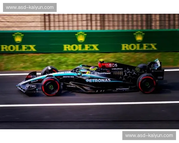 F1车队新闻发布会：速度背后的故事